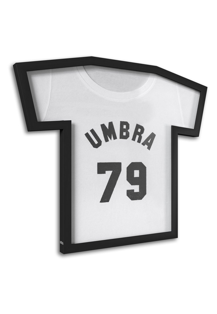 Gerahmte T-Shirt-Präsentation in einem schwarzen, eckigen Rahmen. Weißer Stoff mit schwarzem Text "UMBRA 79." Einfaches, modernes Design betont das Shirt.