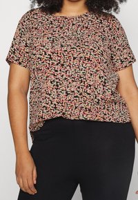 Kortärmad topp i svart med ett färgglatt blommönster. Tillverkad av lättviktsmaterial, med en avslappnad passform och rund halsringning.