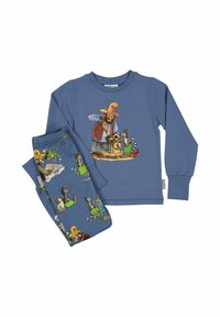 Blå barnpyjamas med illustrationer av en man som bär en hatt och en katt som arbetar med verktyg, tryckt på både tröjan och byxorna.