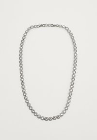 Collar de tono plateado que presenta engastes circulares con piedras claras y facetadas, alternando con secciones metálicas lisas. Cierre de gancho en la parte posterior.
