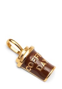 Charm de color dorado en forma de taza de café, marrón con la inscripción en relieve "COFFEE" y "DAY". Presenta un lazo para su sujeción y un acabado elegante y brillante.