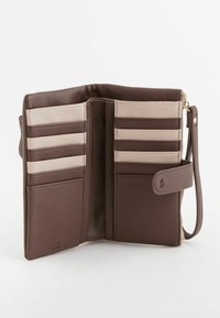 Cartera de cuero marrón con acentos de beige claro, múltiples ranuras para tarjetas, una correa de muñeca y un cierre a presión. Exterior texturizado y interior suave.