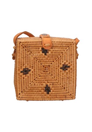 Borsa a forma quadrata intrecciata realizzata in fibre naturali, con una tracolla in pelle marrone e accenti geometrici scuri sulla superficie.