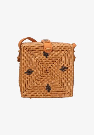 Quadratische, gewebte Handtasche aus natürlichen Fasern, mit einem beigefarbenen Ledertragegurt und dunklen geometrischen Akzenten auf der Oberfläche.