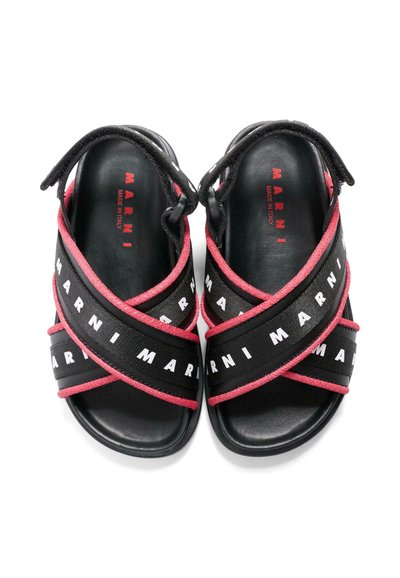 Sandales noires Marni à brides croisées, avec impression de logo blanc, bords roses, et brides de talon ajustables, fabriquées en Italie.