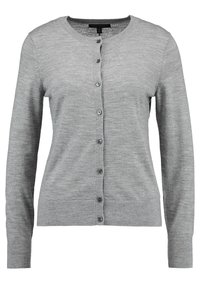 Grå cardigan gjord av mjukt stickat tyg, med rund halsringning, långa ärmar och framknäppning med små, metallknappar.