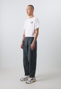 Pompeii LOOSE TROUSER - Hlače - emerald