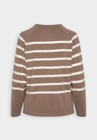 Pull rayé marron et crème, avec manches longues, encolure ronde et coupe décontractée. Texture douce et détails de bord-côte à l'ourlet.