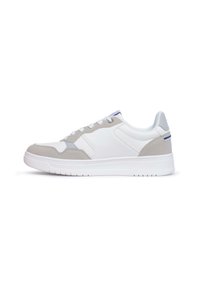 Sneaker bianco e grigio con una parte superiore in pelle liscia e mesh, punta arrotondata, design con lacci e una spessa suola in gomma bianca.