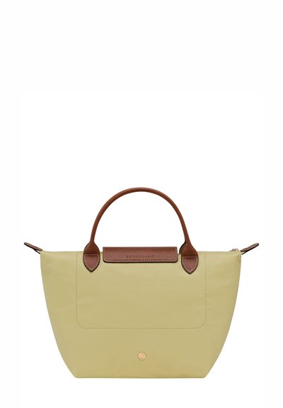 Hellgelbe Tragetasche aus strapazierfähigem Nylon, mit braunen Lederakzenten und Griffen, abgerundeter Form und Reißverschluss.