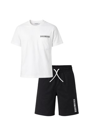 T-shirt bianca a maniche corte con taschino sul petto e logo nero, abbinata a pantaloncini neri con coulisse e logo bianco sulla gamba sinistra.
