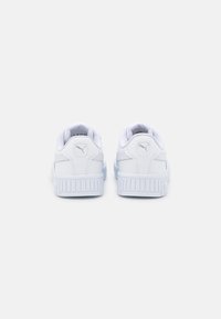 Baskets blanches en cuir et mesh, avec un col rembourré, une semelle extérieure en caoutchouc texturée et un logo discret sur le talon.