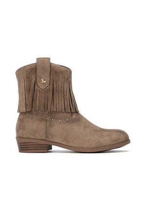 Bota de ante taupe hasta el tobillo con flecos alrededor de la parte superior, pequeño detalle de estrella metálica, tachuelas cerca del tobillo y tacón bajo apilado.