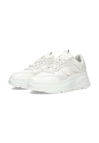 Baskets blanches en cuir lisse et en daim, avec une forme arrondie, un système de laçage et une semelle épaisse et texturée.