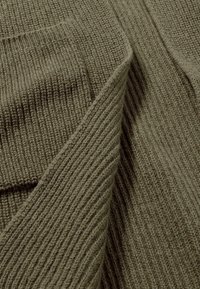 hessnatur Strickjacke - moos