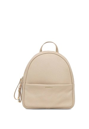 Sac à dos en cuir beige texturé avec poignée supérieure, poche avant zippée, fermeture éclair dorée et petit logo de marque sur la poche avant.