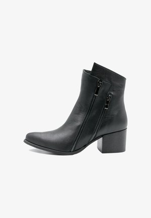 Must must paar varvastega saapad, millel on kaks külgset tõmblukk ja tugeva keskosa plokknina, esitatud valge tausta ees.