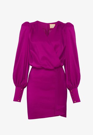 Fuksjowa sukienka kopertowa z długimi, bufiastymi rękawami, głębokim dekoltem w kształcie V i wiązaniem z boku. Posiada guziki na mankietach oraz warstwowy dół.