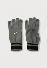 Sive pletene rukavice s crnim prugastim manžetama, s bijelim Nike Swoosh logom na stražnjoj strani. Prsti su potpuno pokriveni.