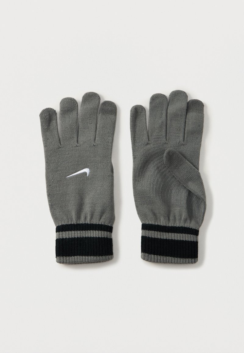 Sive pletene rukavice s crnim prugastim manžetama, s bijelim Nike Swoosh logom na stražnjoj strani. Prsti su potpuno pokriveni.