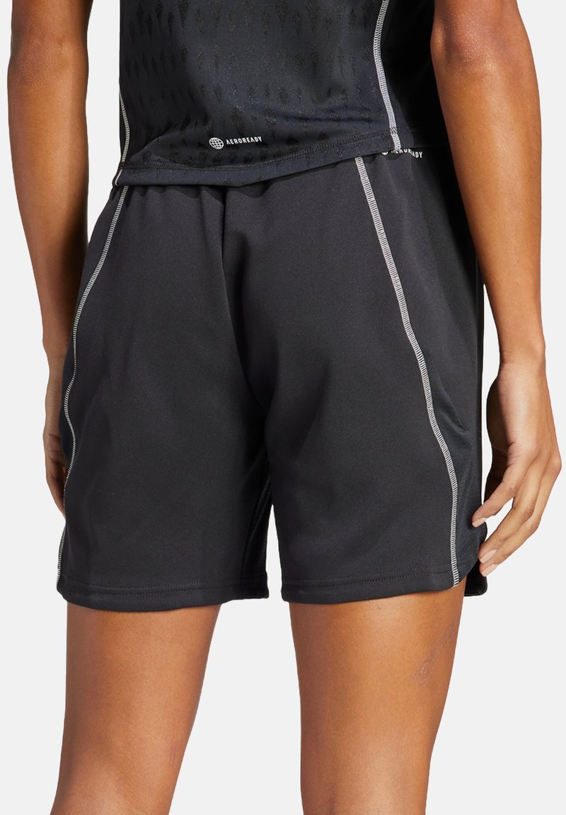 Zwarte sportieve shorts van lichtgewicht, gladde stof met contrasterende grijze zijkanten en een elastische tailleband. Geschikt voor sportactiviteiten.