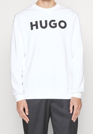 Sudadera blanca con un logo negro "HUGO" en el pecho. Fabricada en un material suave, tiene un cuello redondo y puños acanalados.