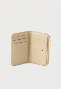 Beige nahkainen lompakko, jossa useita korttipaikkoja, vetoketjullinen osio ja kullanvärinen nepparilukko. Hienovarainen tekstuuri.