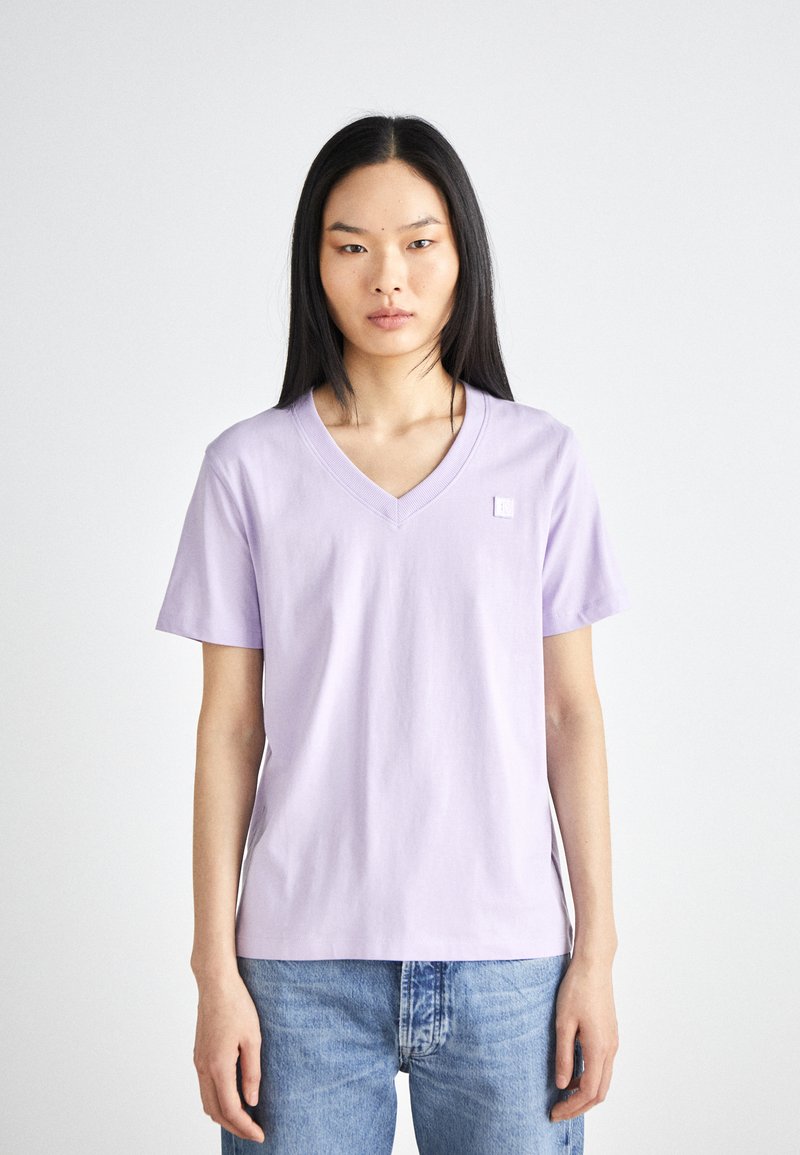 Calvin Klein Jeans BADGE V NECK TEE - Pamata T-krekls - pastel lilac