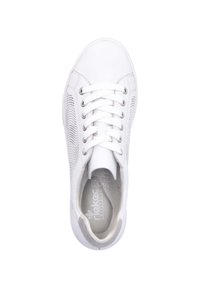 Baskets blanches en cuir perforé, à bout rond, avec des lacets plats et un logo sur la semelle intérieure. Elles disposent d'une semelle rembourrée pour plus de confort.