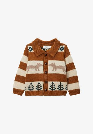 Gilet en tricot brun et crème avec un col, présentant des motifs de renard et d'arbre, cinq boutons, et des finitions côtelées au bas et aux poignets.
