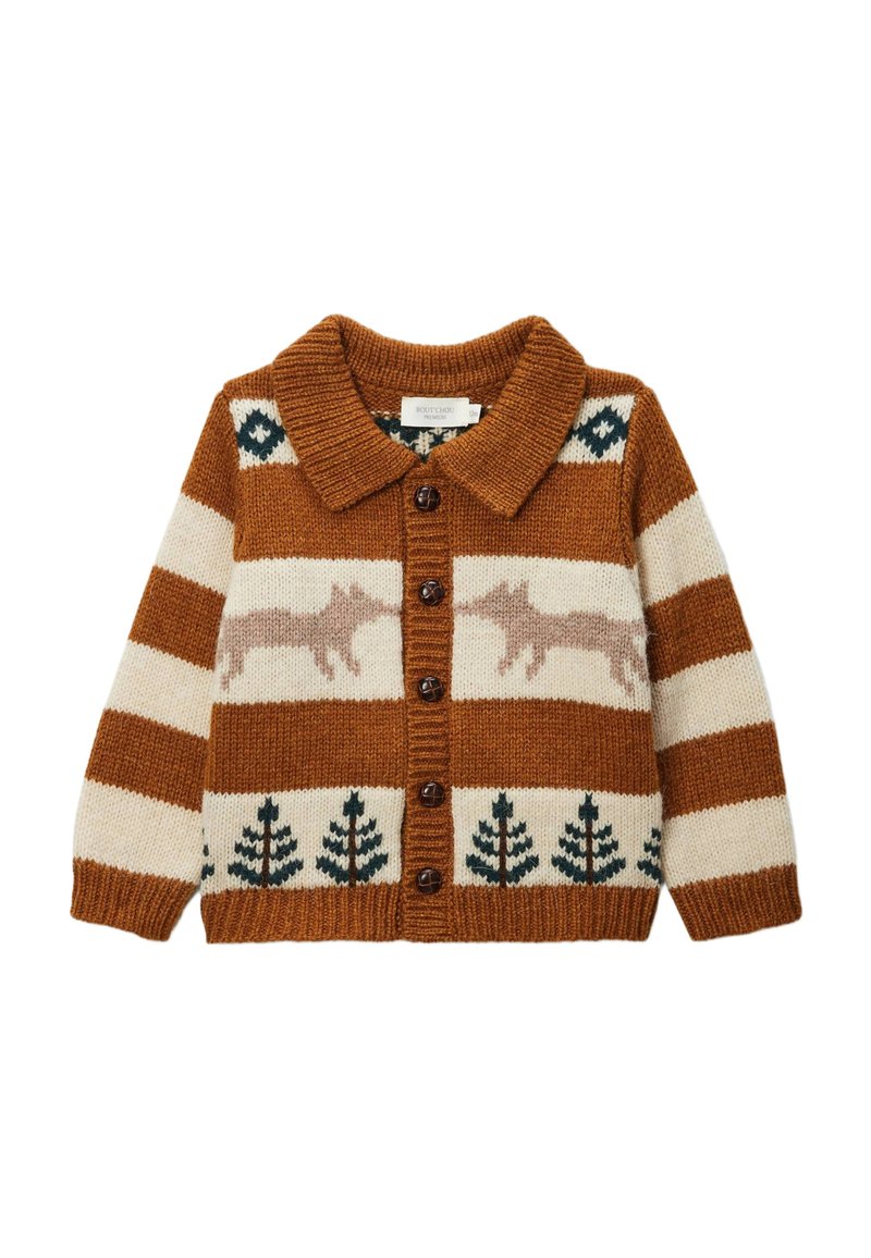 Gilet en tricot brun et crème avec un col, présentant des motifs de renard et d'arbre, cinq boutons, et des finitions côtelées au bas et aux poignets.