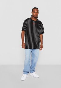 Karl Kani - SMALL SIGNATURE PINSTRIPE - Triko s potiskem - black/white Miniatura obrázku 1