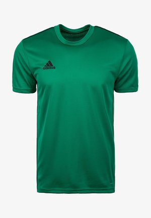 Zielona sportowa koszulka Adidas z krótkim rękawem, czarnym logo na lewej piersi i okrągłym dekoltem, zaprojektowana do użytku sportowego.