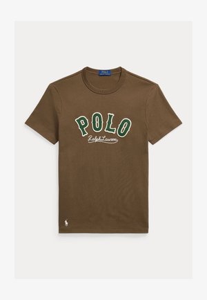 Braunes T-Shirt mit kurzen Ärmeln und Rundhalsausschnitt mit grünen "POLO"-Buchstaben, weißem "Ralph Lauren" Schriftzug und kleinem weißem Polo-Spieler-Logo unten links.