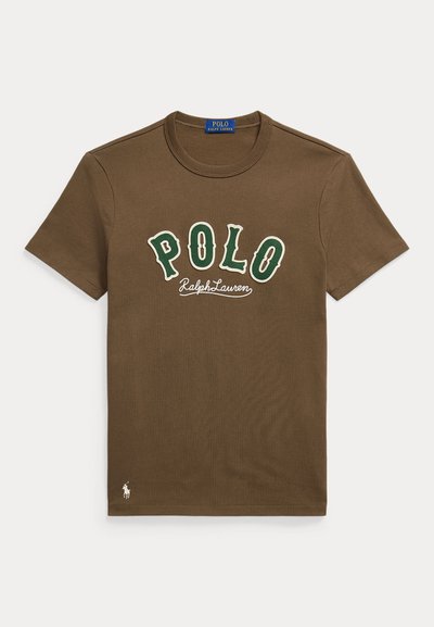 Rjava majica s kratkimi rokavi in okrolim izrezom z zelenimi črkami "POLO", belim napisom "Ralph Lauren" ter majhnim belim logotipom igralca polo na spodnji levi strani.