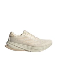 Beige sportieve schoen met een gemerceriseerde bovenkant, lichtgewicht ontwerp, opvallende middenzoolcurvatuur en minimalistisch vetersysteem.