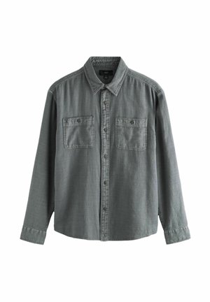 Chemise grise à manches longues en tissu doux, dotée d'un col, de deux poches poitrine et d'une fermeture à boutons sur le devant.