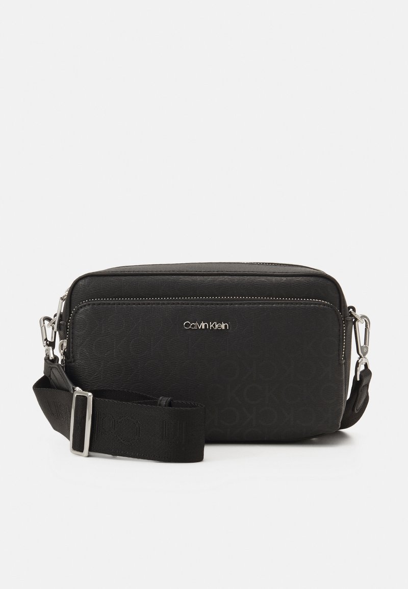 Calvin Klein - MUST CAMERA BAG MONO - Taška s příčným popruhem - black mono, Zvětšit