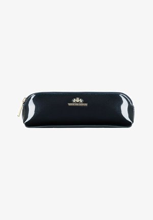 Astuccio a matita in pelle verniciata nera con zip, con un accento logo in tonalità oro nella parte anteriore. Texture liscia e forma allungata.