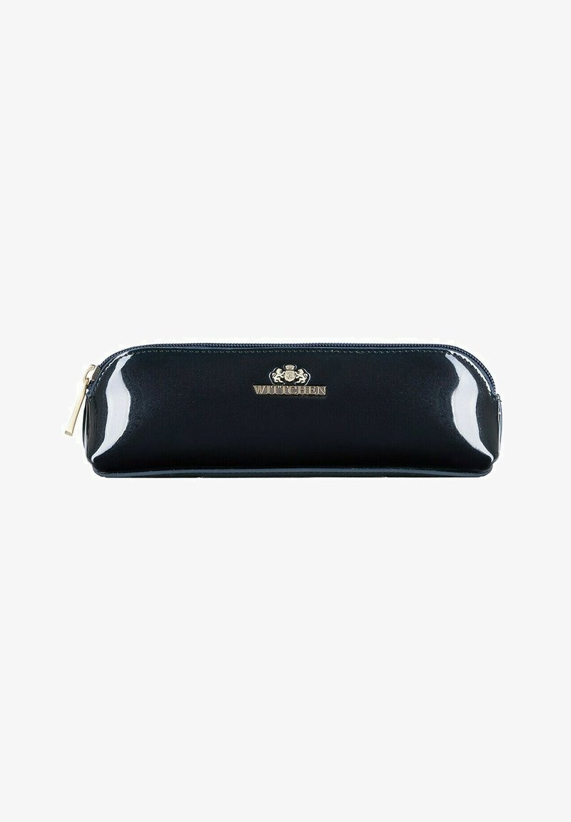 Astuccio a matita in pelle verniciata nera con zip, con un accento logo in tonalità oro nella parte anteriore. Texture liscia e forma allungata.