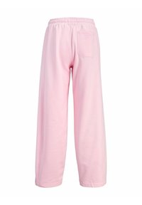 Vaaleanpunaiset, löysät collegehousut, jotka on tehty pehmeästä kankaasta ja joissa on joustava vyötärönauha sekä yksi takatasku.