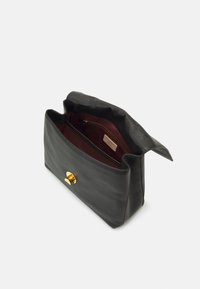 Borsa a mano in pelle nera con finitura texture, dotata di chiusura a pulsante dorato e interno bordeaux con tasca con zip.