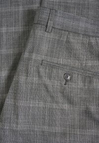 Šedé kostkované kalhoty s texturovaným vzorem, knoflíkem na zadní kapse a plochým předním dílem s poutky na opasek.