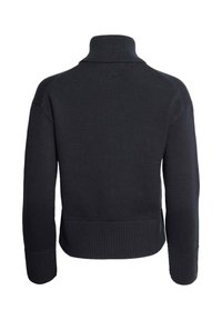Pull tricoté en gris foncé avec un col montant côtelé, des manches ajustées et un ourlet côtelé. Texture lisse avec un design minimaliste.