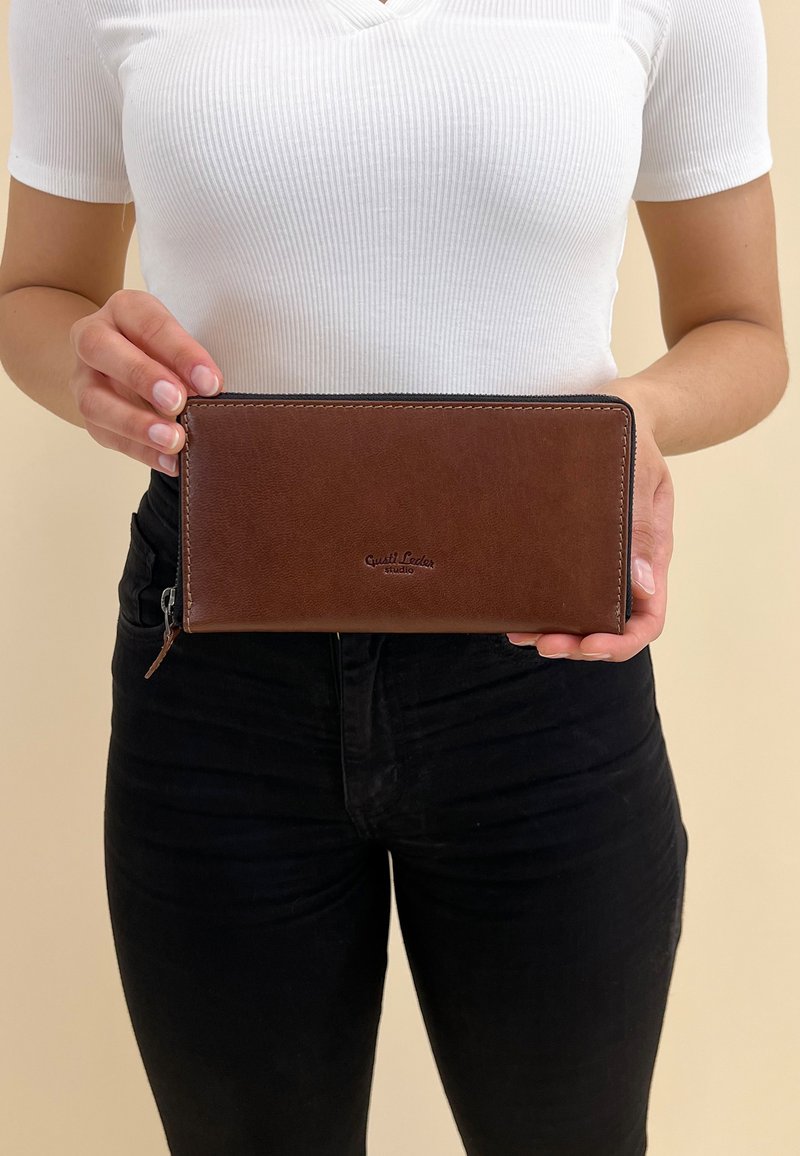 Gusti Leder PATRICIA - Wallet - dark brown