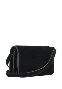 Zwarte suède schoudertas met klepsluiting, met een gladde textuur en een dunne schouderband voor eenvoudig dragen. Minimalistisch ontwerp zonder versieringen.