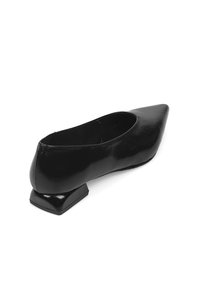 Los planos de punta negra están hechos de un charol brillante con un respaldo texturizado y un tacón cuadrado bajo para mayor estabilidad.