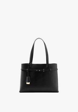 Schwarze Leder-Handtasche mit zwei Griffen, einem dünnen dekorativen Gürtel und einem kleinen hängenden Schlossanhänger auf einem weißen Hintergrund.