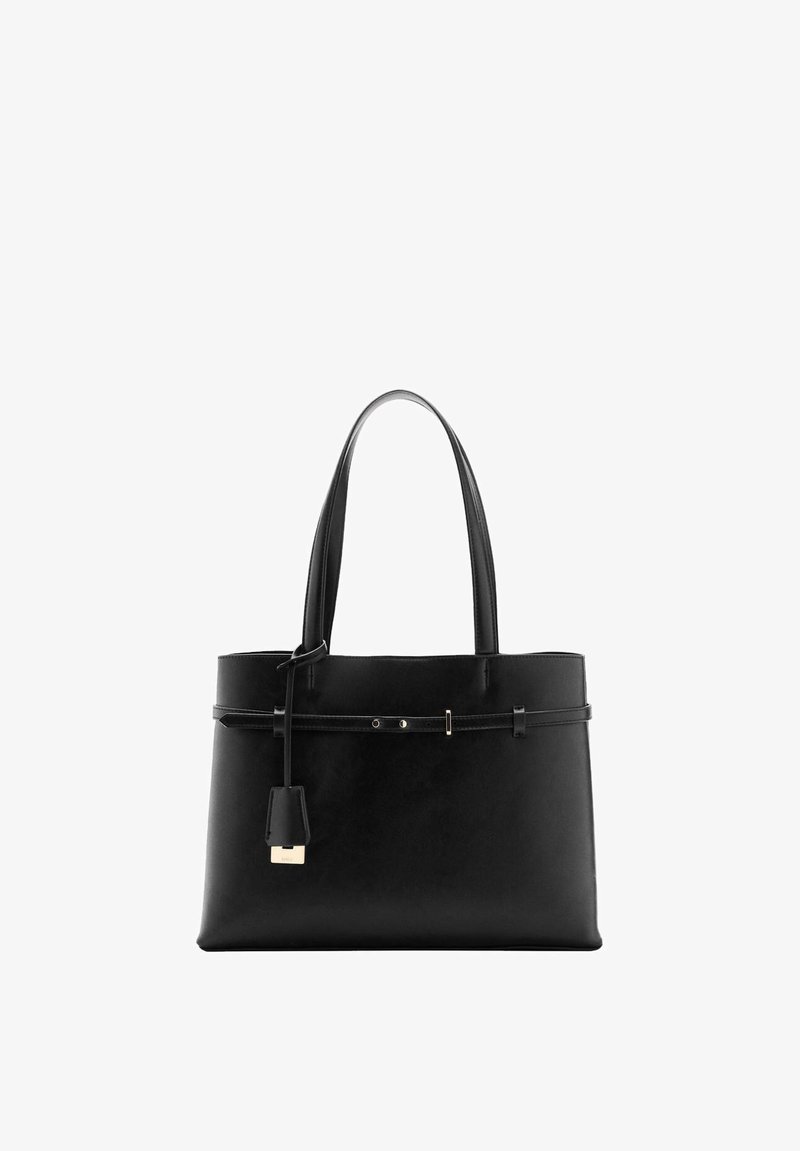 Geantă tote din piele neagră, cu două mânere, o curea decorativă subțire și un mic charm în formă de lacăt atârnând pe un fundal alb.