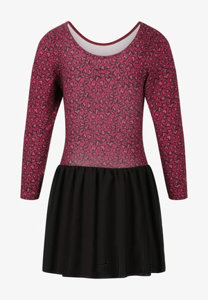 Robe longue à manches longues rose avec une jupe noire, présentant un corsage à motifs de cœurs. Tissu doux, encolure dégagée et détails de jupe froncée.